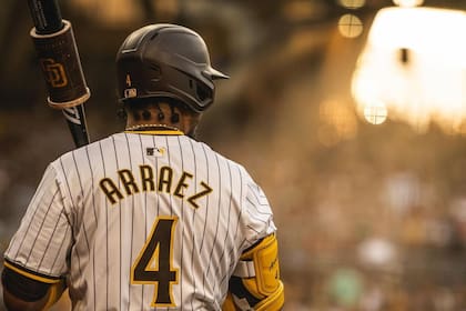 Luis Arráez suma 16 juegos al hilo conectando hit