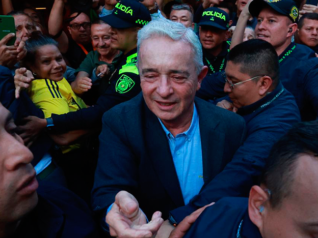 Primer mitin de Uribe tras quedar en libertad: “Vamos a ganar tranquilamente”