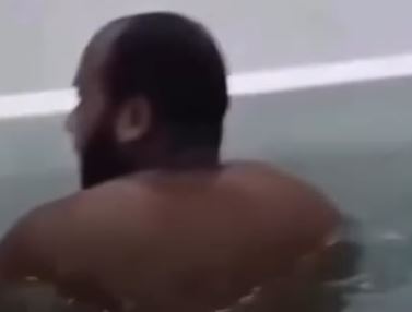 En video mujer encontró a su esposo con otro hombre en un jacuzzi gracias al GPS