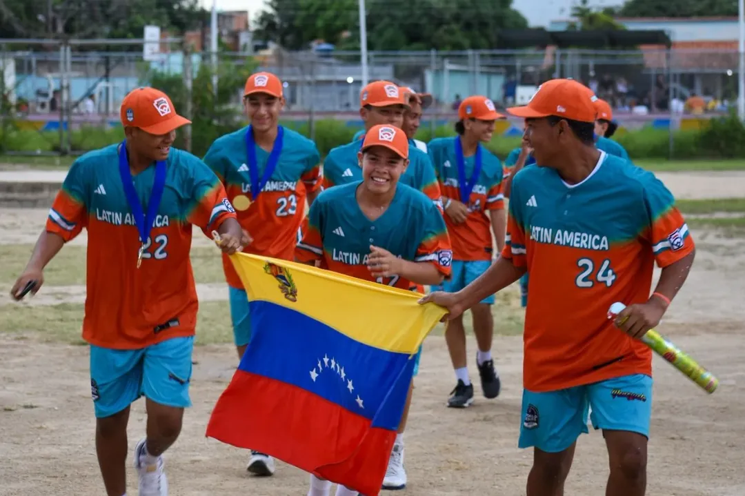 Flor Amarillo recibió a sus campeones mundiales de Pequeñas Ligas Intermedia