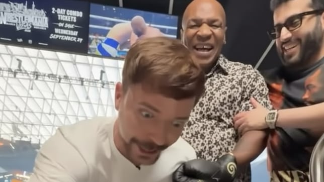 Mike Tyson protagonizó momento viral al golpear y dejar sin aliento a MrBeast