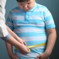 El índice mundial de niños con obesidad supera por primera vez al de desnutrición