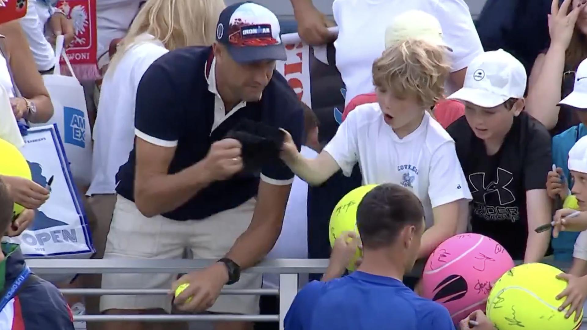 Director ejecutivo polaco se disculpa por robarle la gorra a un niño en el US Open