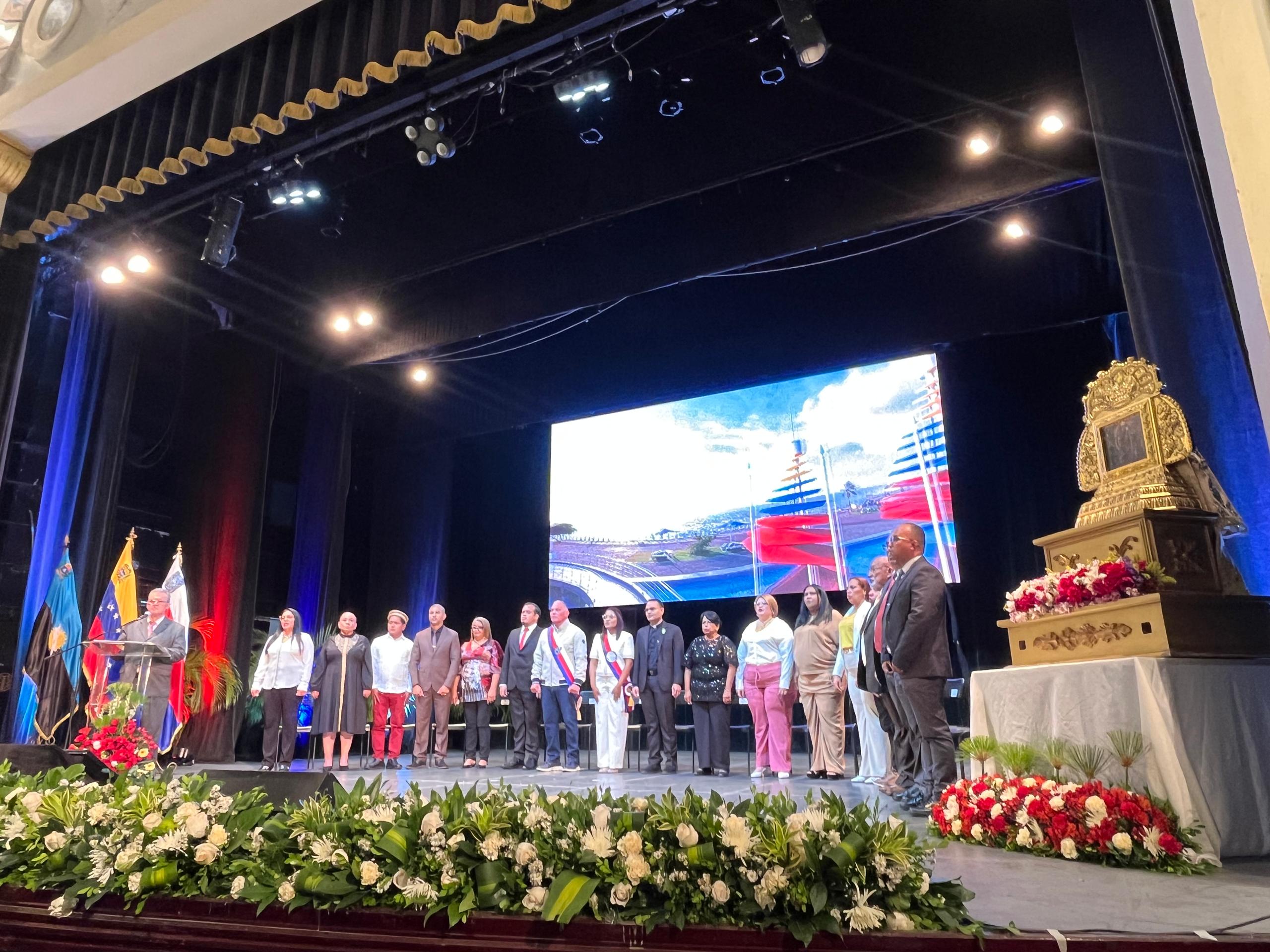 Con la llegada de la sagrada imagen de Chiquinquirá inicia el acto de los 496 años de Maracaibo en el Teatro Baralt