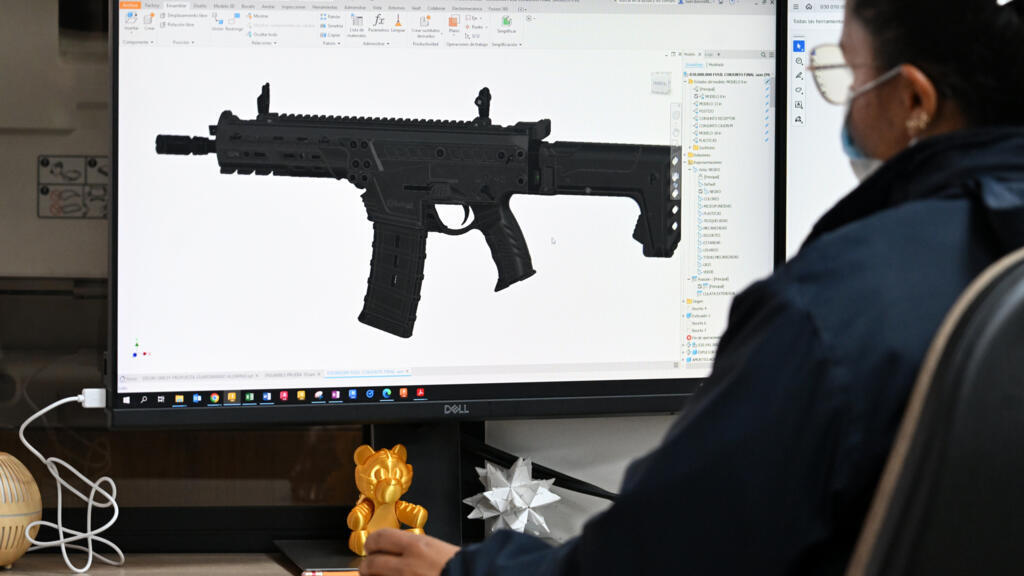 Colombia fabrica su primer fusil para reemplazar las armas de Israel