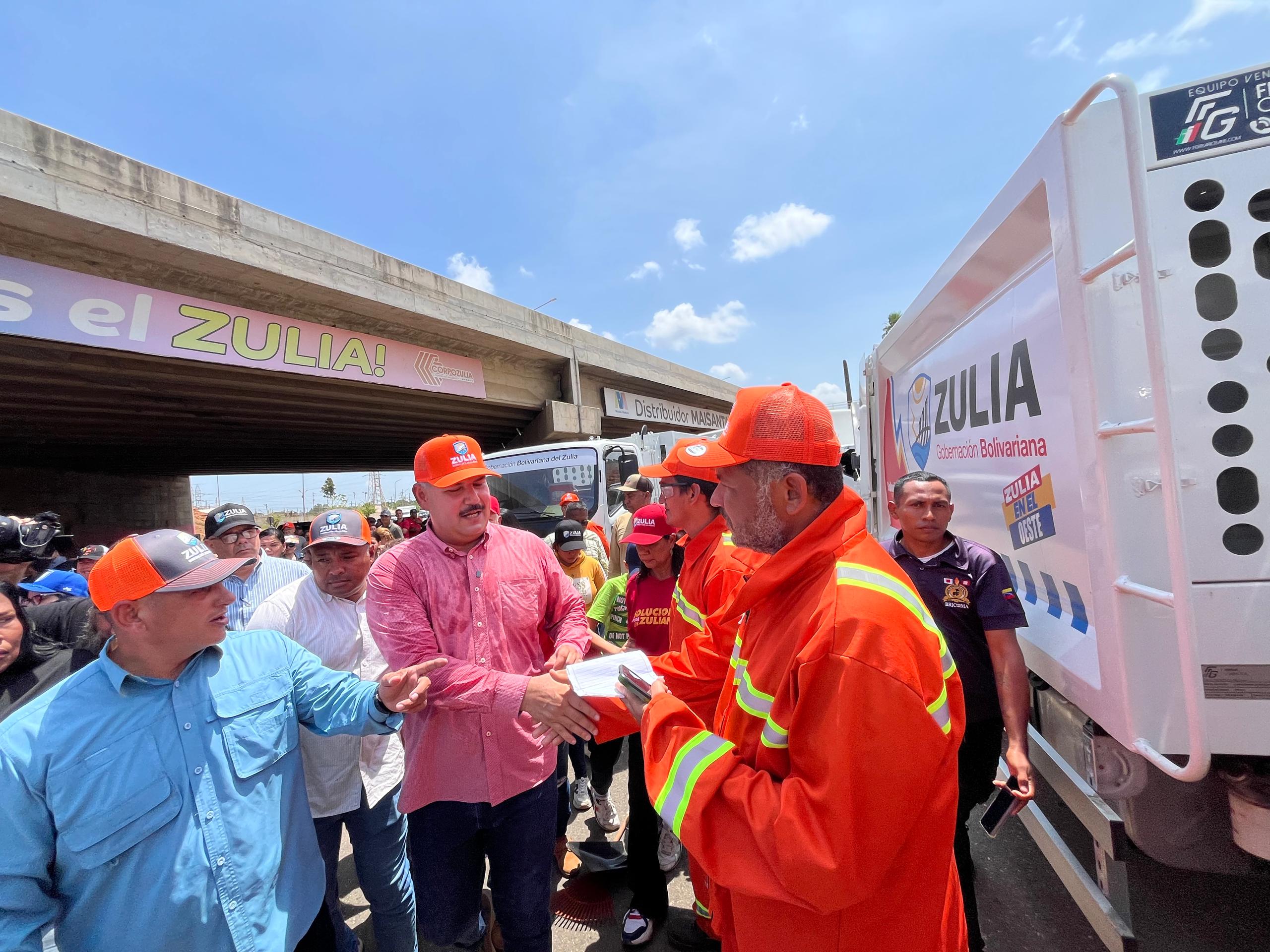 Gobernador Luis Caldera entregó 22 camiones compactadores para la recolección de desechos en Maracaibo y San Francisco