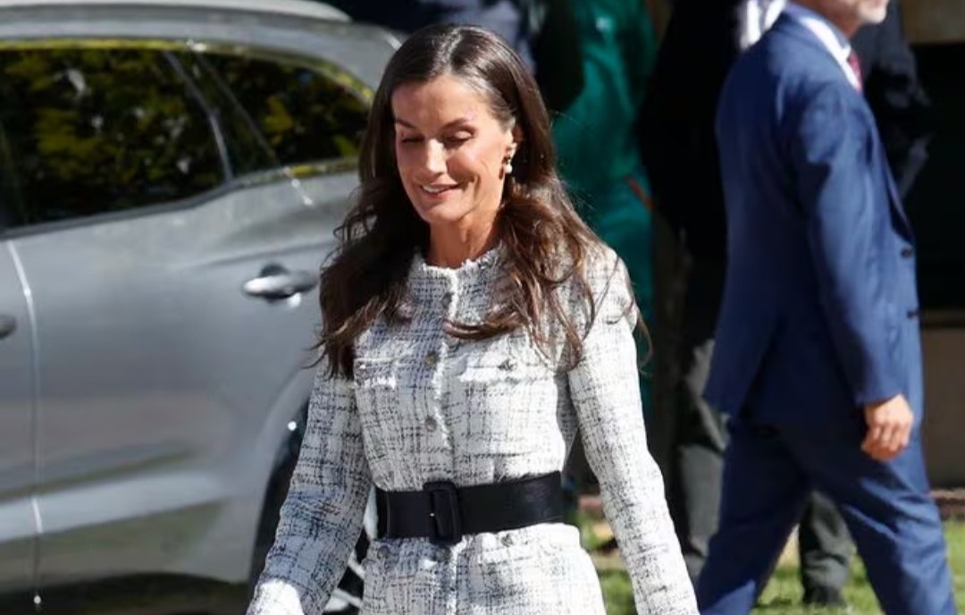 La Reina Letizia deslumbra en Salamanca con su chaqueta de Tweed