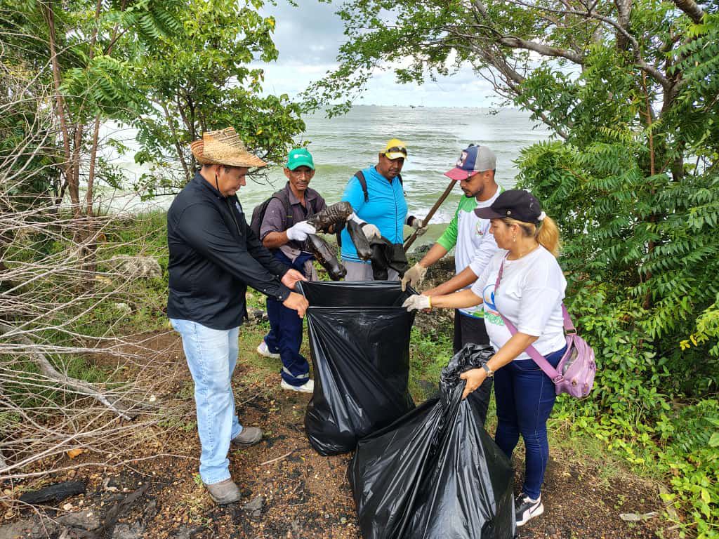 Gobernación del Zulia celebra Día Mundial de las Playas con jornada de saneamiento en las costas del Lago
