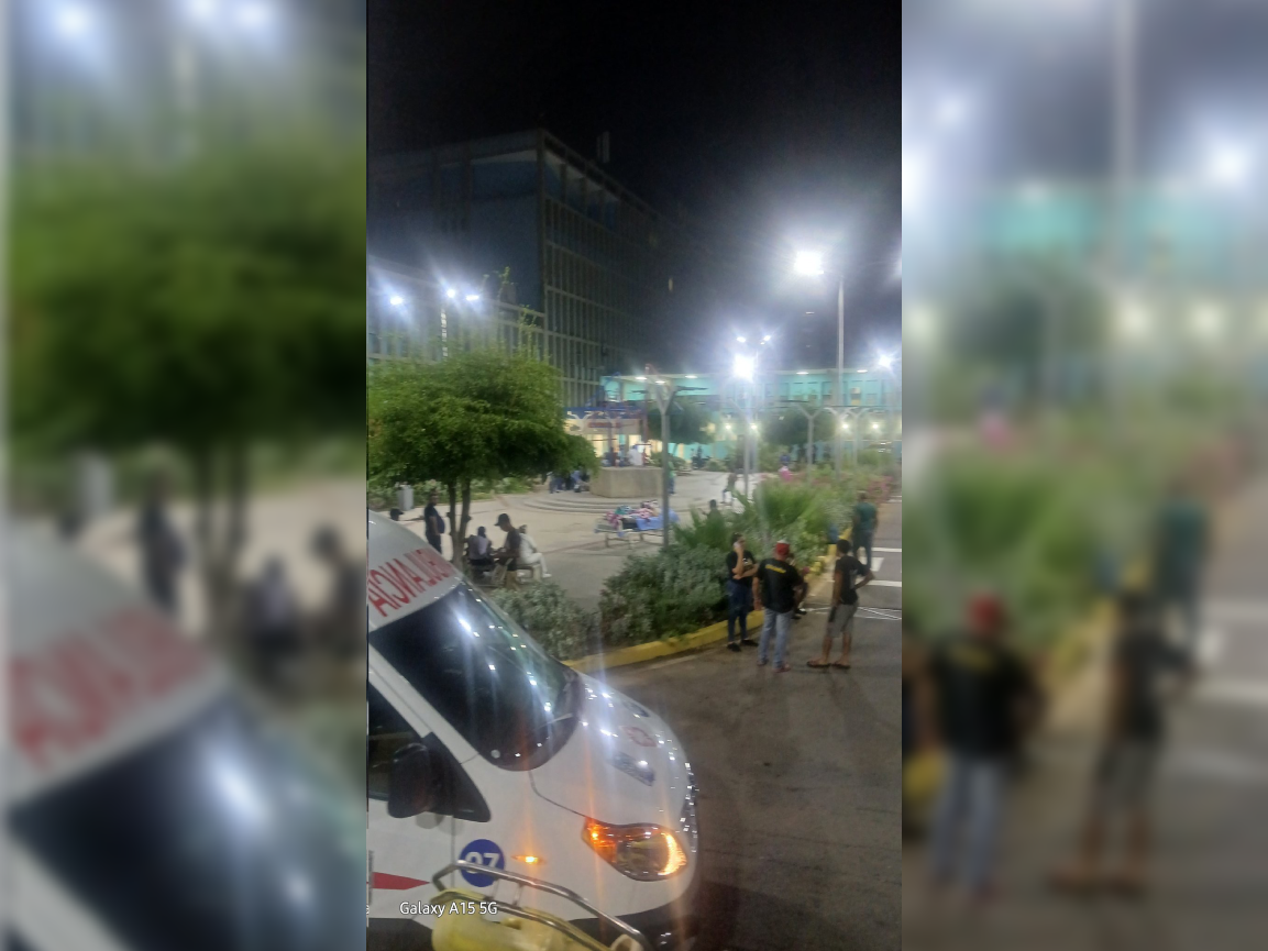 Los invadió el susto: Familiares sacaron a sus pacientes fuera del Hospital Universitario de Maracaibo