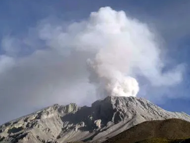 Volcán peruano Sabancaya, en alerta naranja, emitirá ceniza hasta 7 kilómetros de altura