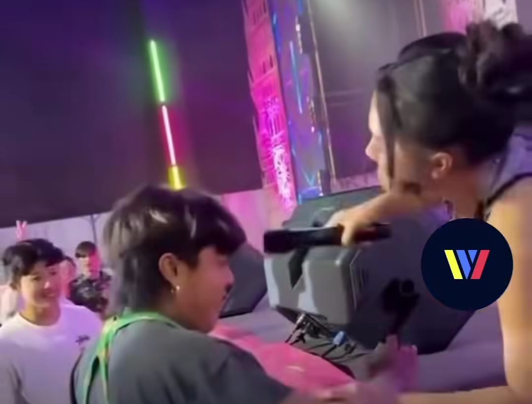 Le dio su ‘tatequieto’ a fan que intentó jalarla del escenario: Pasa’o