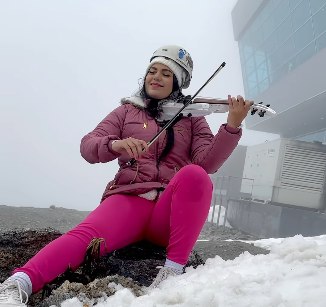 Homenaje a Maracaibo: Violinista María Virginia García toca gaita desde el Pico Espejo