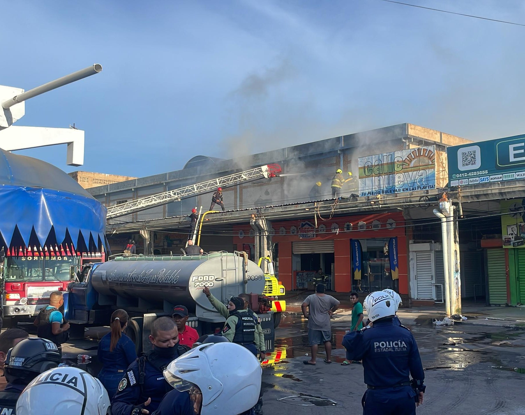 Bomberos de Maracaibo controlan incendio en local de Las Playitas: Alcalde Di Martino en el sitio