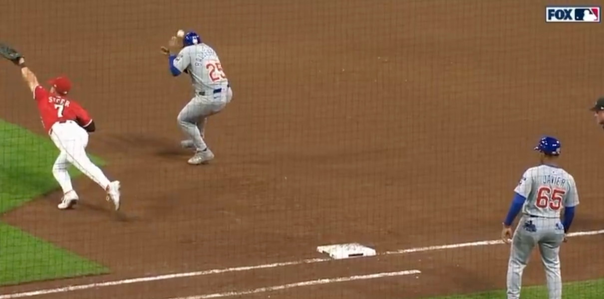 Susto en el diamante: Moisés Ballesteros recibe pelotazo a 105 millas