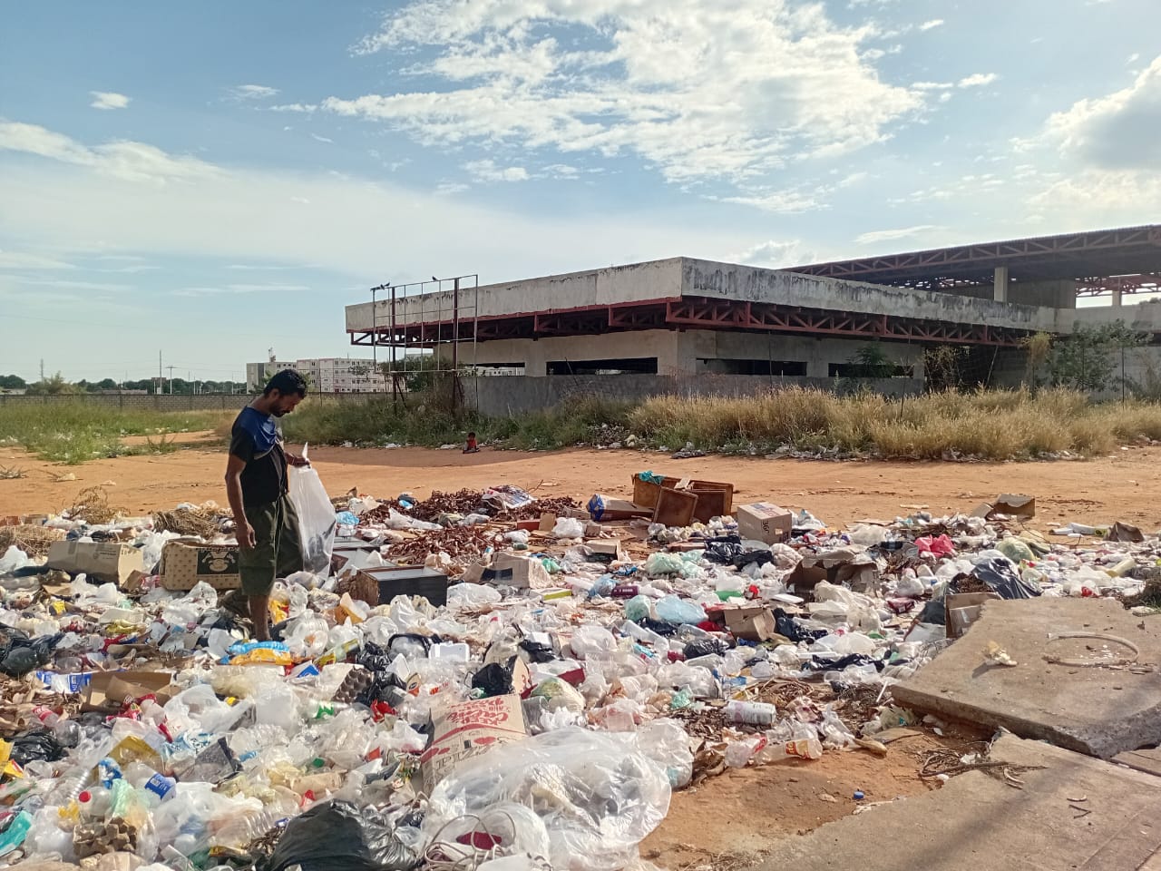 Habitantes de Sierra Maestra solicitan limpieza de terreno en La Portuaria donde siempre dejan animales muertos, camadas de gatos y basura