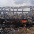 Presuntas fallas mecánicas habrían provocado el vuelco y posterior incendio del autobús en Ciudad Bolívar