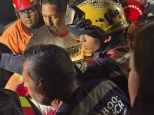 Colapsó vivienda en Caracas: Tres personas rescatadas y una mujer de 61 años continúa desaparecida