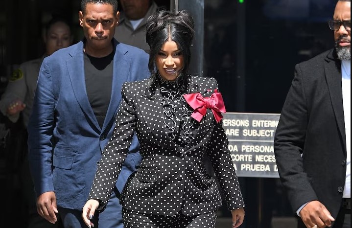 Cardi B atacó a un periodista en medio de juicio por agresión civil