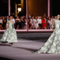 Carolina Herrera rindió homenaje al Madrid castizo con diseños para una mujer global