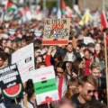 Berlín: decenas de miles piden fin de ataques contra Gaza
