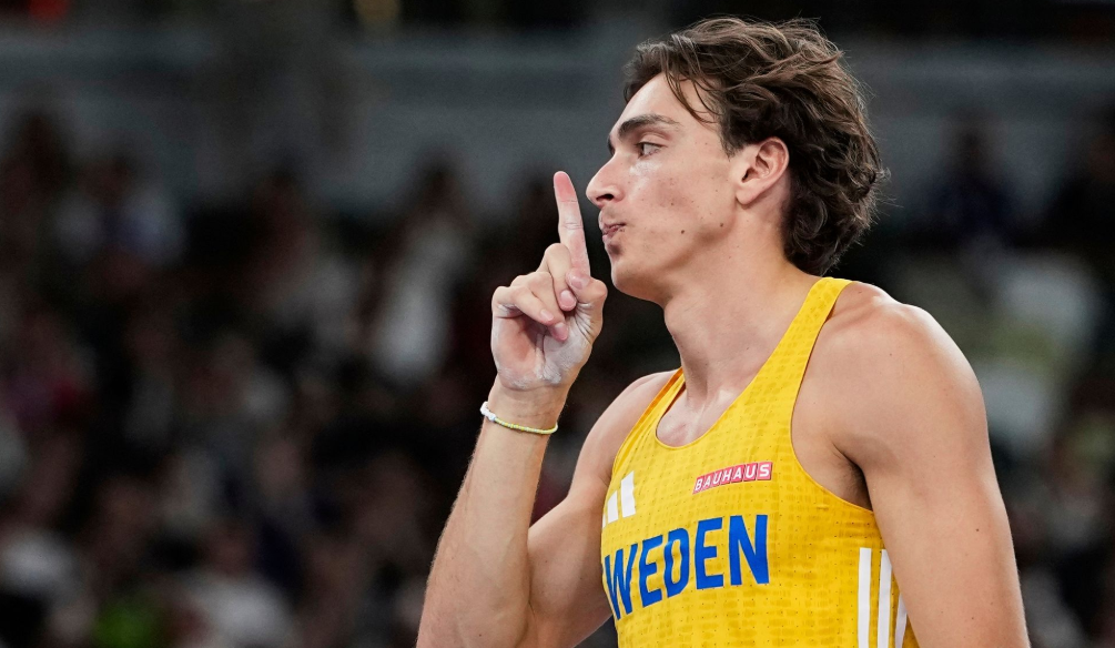 Armand Duplantis supera su récord mundial en Tokio