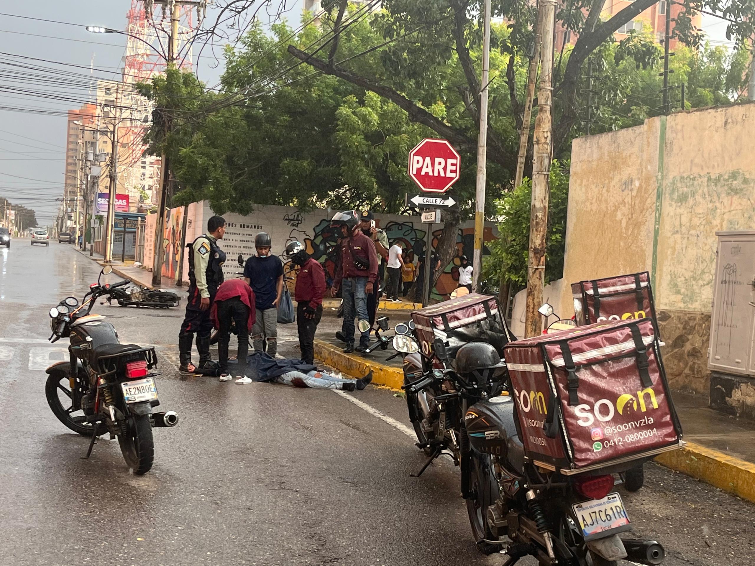 Accidente entre moto y carro deja un herido en la calle 72 con av 3-E