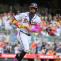 Ronald Acuña Jr. se despide de la temporada con largo vuelacerca