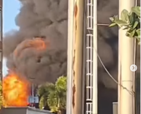 Alarma en Barcelona por voraz incendio dentro de en galpón industrial
