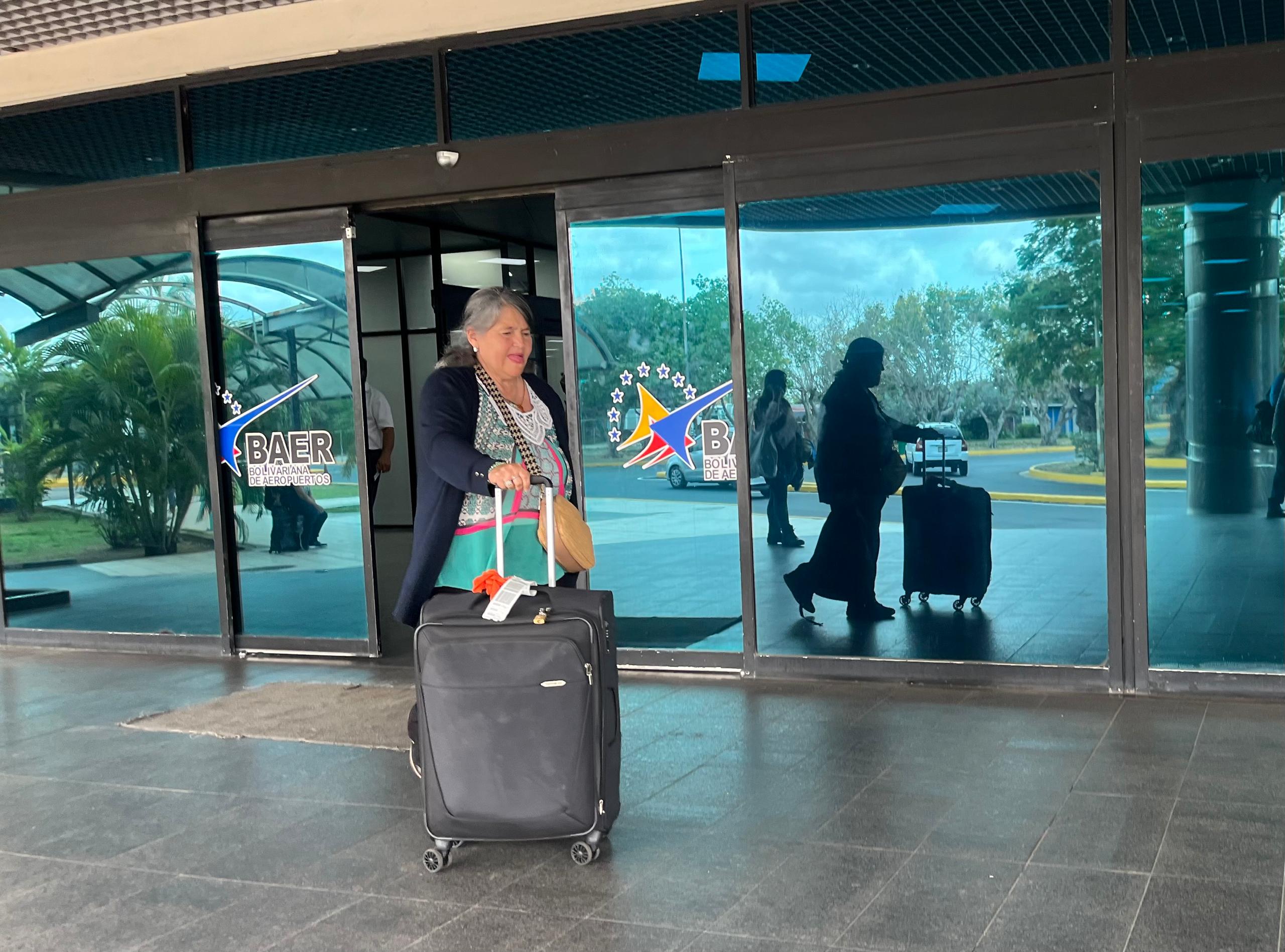 Viajeros piden a la Chinita restablecimiento de vuelos internacionales por el aeropuerto que lleva su nombre