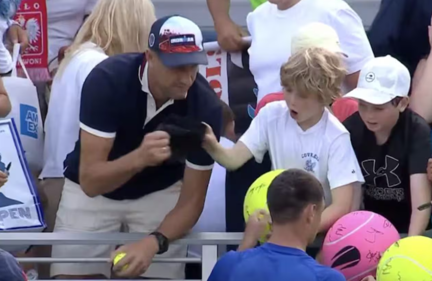 ¡Insólito! Empresario le arrebató gorra autografiada a niño en el US Open