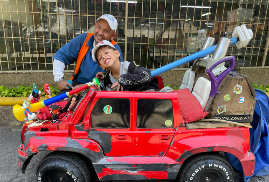 La historia conmovedora de Víctor Manuel y su hijo: Un juguete para trabajar