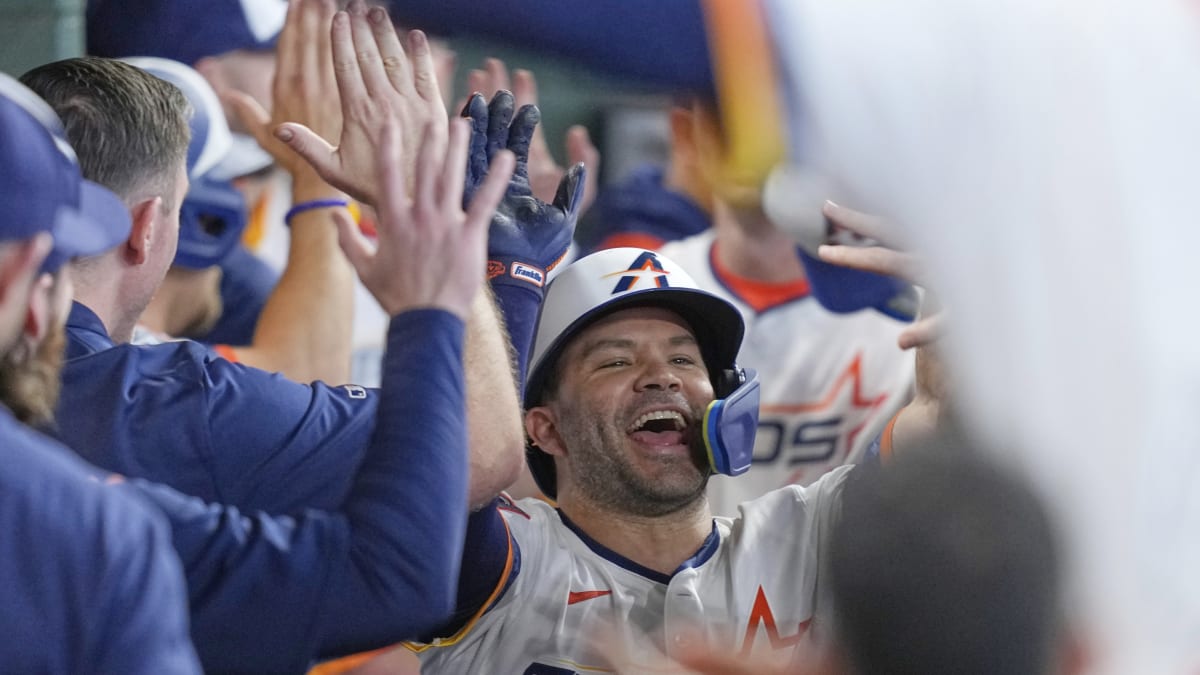 Altuve se apuntó el jonrón 24 de la temporada en regreso de Luis García