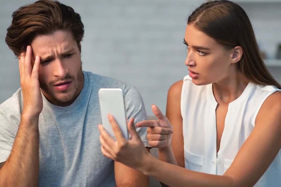 Síndrome de Otelo: El trastorno delirante en el que quien lo sufre está firmemente convencido de que su pareja le es infiel