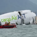 Dos muertos tras salirse de la pista un avión de carga en Hong Kong