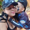 Josnery enseña a su hijo Javier a tocar las estrellas con el bate