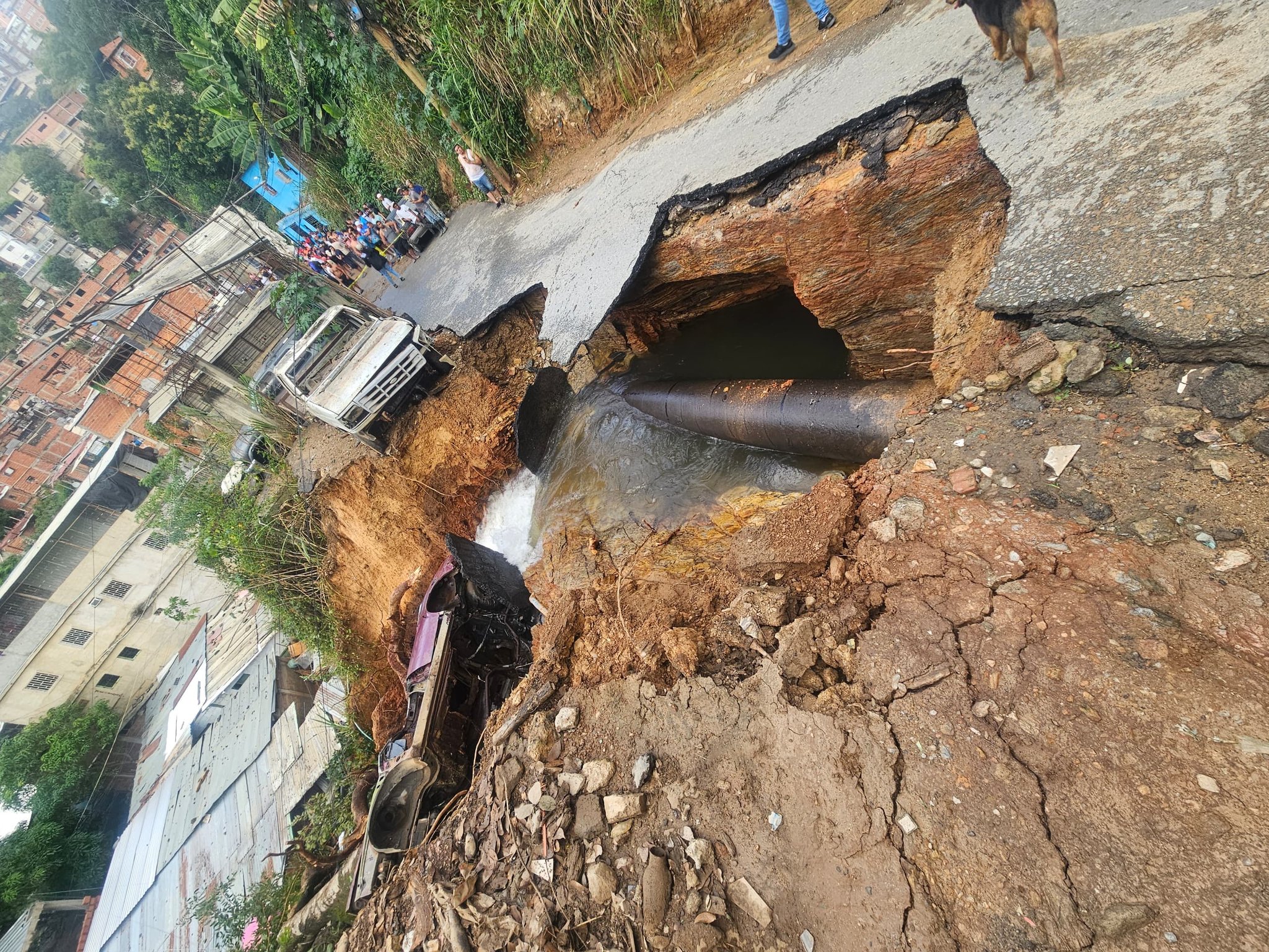 Colapso en El Hatillo: Rotura de tubería deja más de 160 damnificados y una veintena de heridos en el sector La Toma