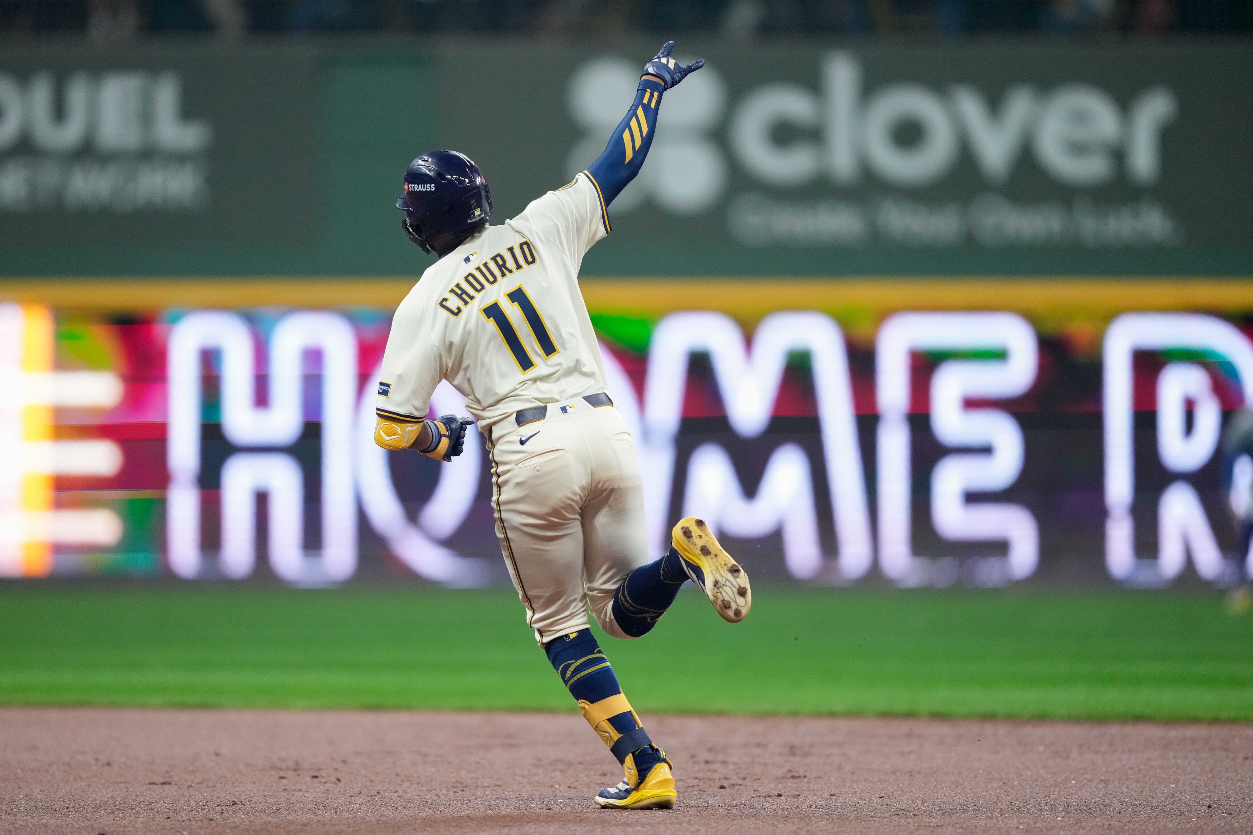 Jackson Chourio conecta cuadrangular para igualar un histórico récord de Miguel Cabrera en Postemporada