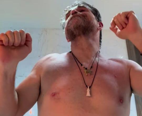 Lacava, recién salido de la ducha, desmiente operación a corazón abierto y anuncia chisme que alegrará a muchos y picará a pocos en el cuello