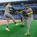 Padres blanquea para nivelar la Serie de Comodín ante Cachorros