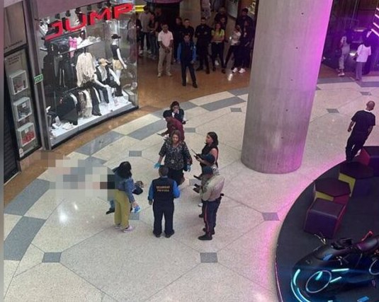 Una joven se lanzó desde el quinto piso del Sambil en Chacao