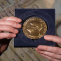 Se ‘coronan’ ciento noventa y tres millones trescientos mil bolívares los ganadores del Nobel