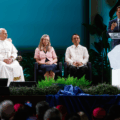 Schwarzenegger hace sonreír al papa León XIV al calificarle de «héroe» ambientalista