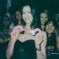Anne Hathaway y Sabrina Carpenter protagonizaron momento de sorpresas y humor en concierto de Nueva York