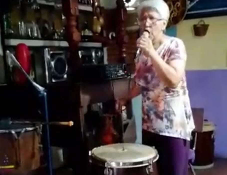 La aficionada gaitera de los pies descalzos y su ensayo para Nochebuena