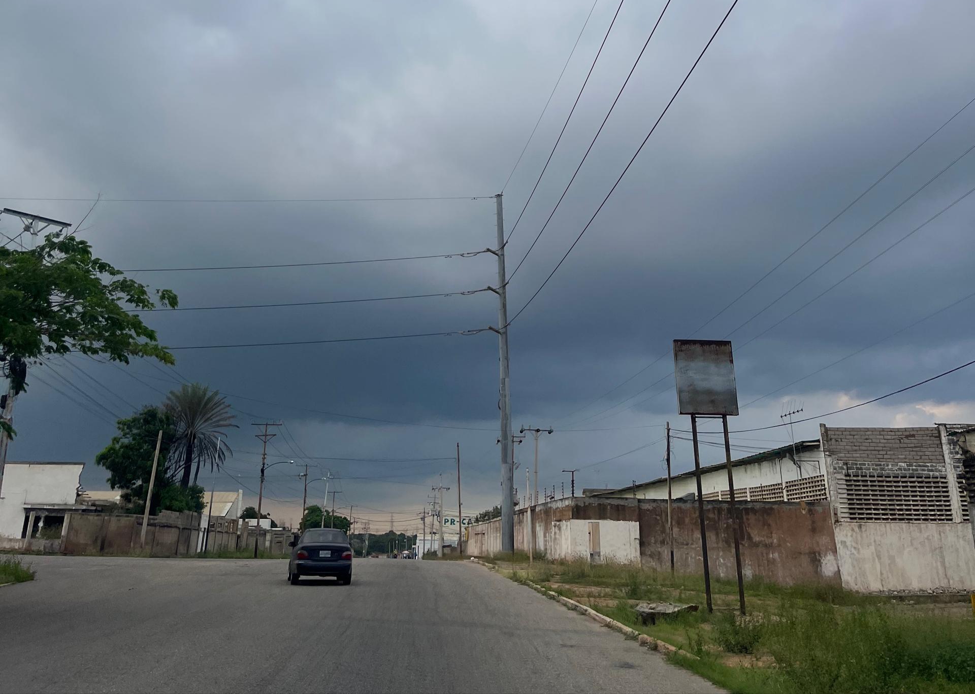 Aguacero agarró fuera e base a los marabinos