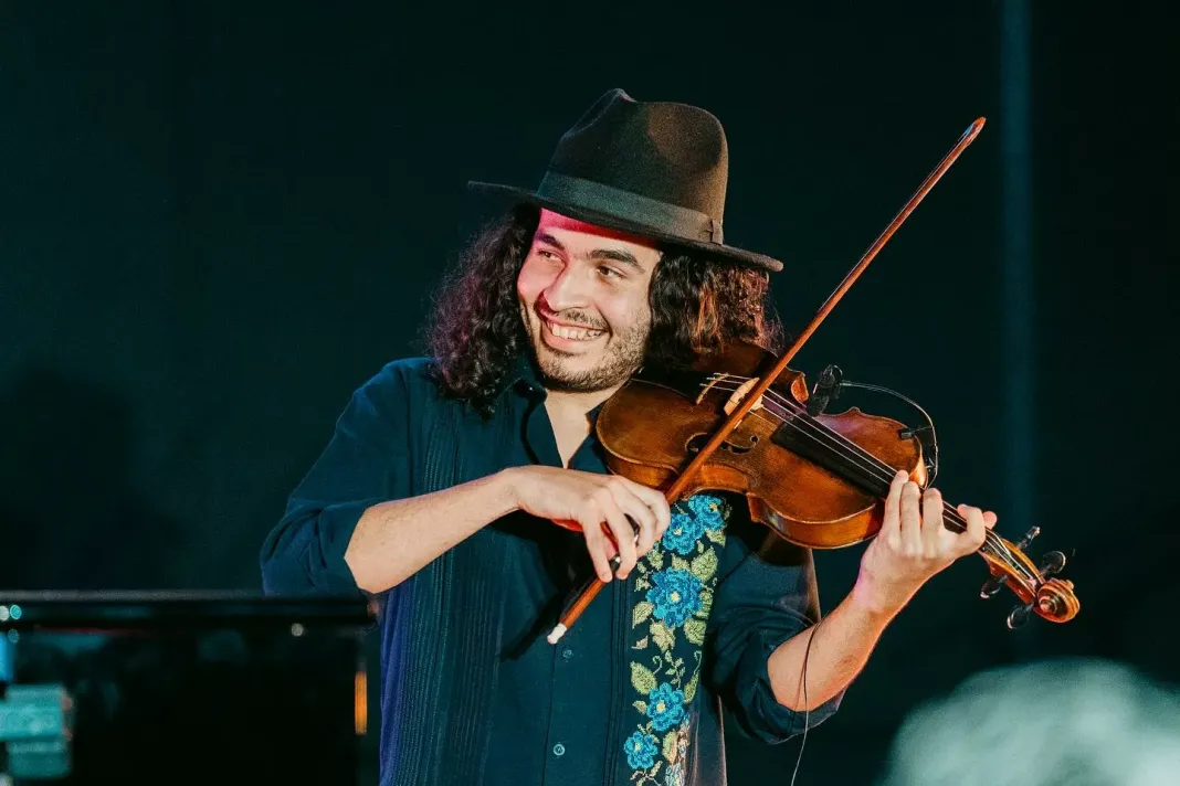 ¡Un tesoro de siglos! El venezolano Pablo Agudo López recibe en Ginebra un violín de Andrea Guarneri