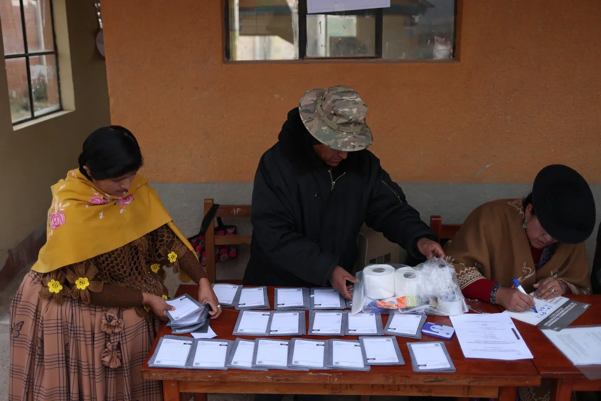 Segunda vuelta para elegir presidente y vicepresidente en Bolivia: Abren mesas de votación
