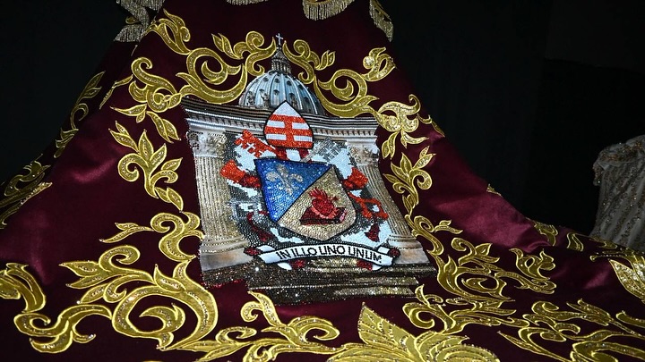 En su Bajada la Chinita lucirá el manto con el escudo bordado de su Santidad el Papa León XIV