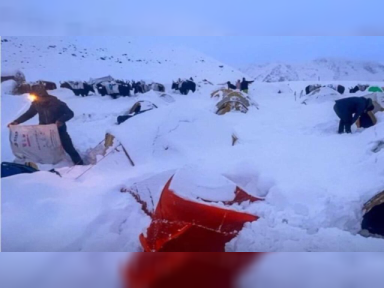 Más de 200 excursionistas permanecen atrapados cerca del Everest: continúa el rescate en zona tibetana