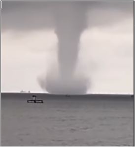 Una gran tromba marina se avistó en el Lago de Maracaibo cerca de Planta Lama